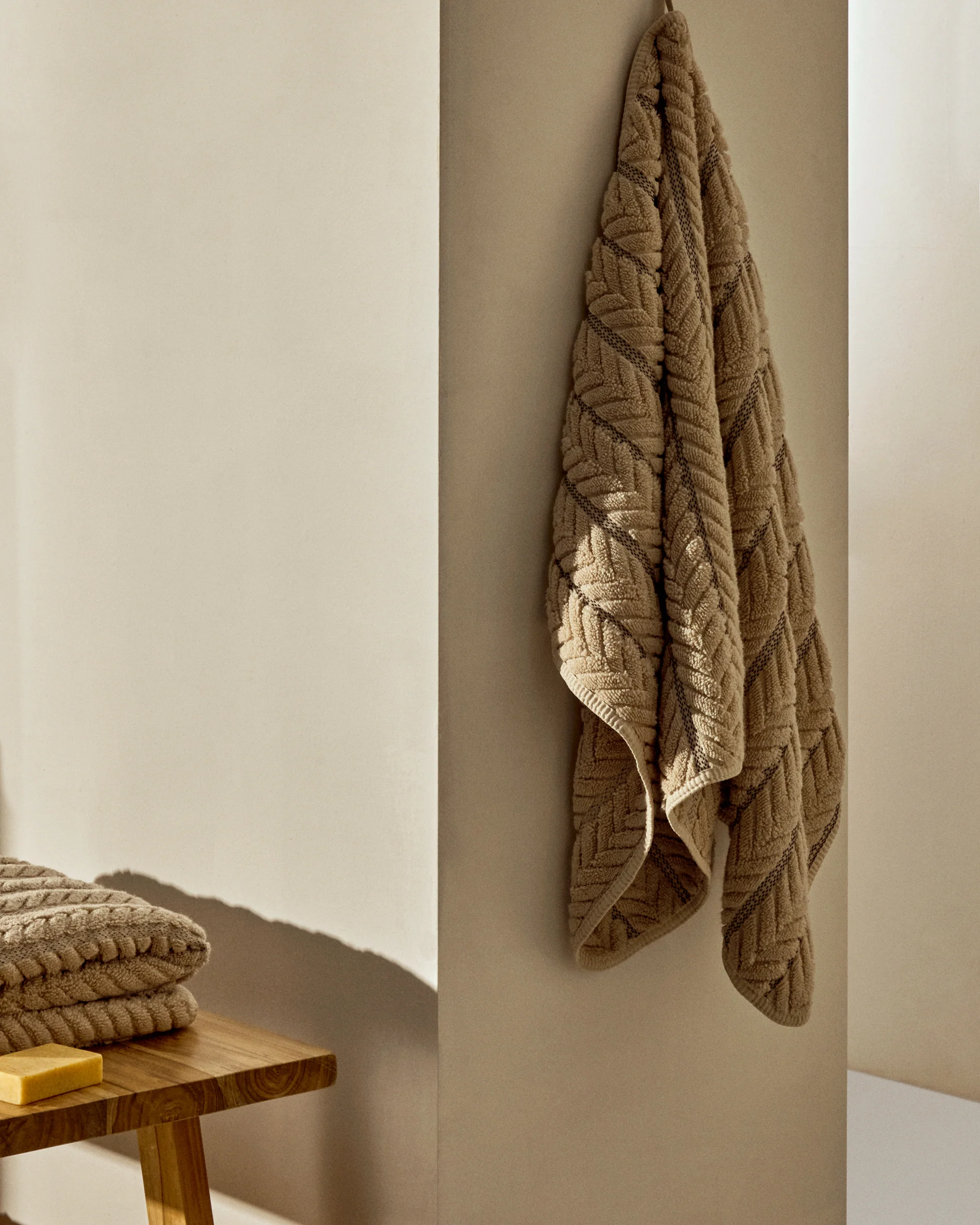 Rune 100% cotton, beige jacquard bath towel, 70 x 140 cm - Image 2