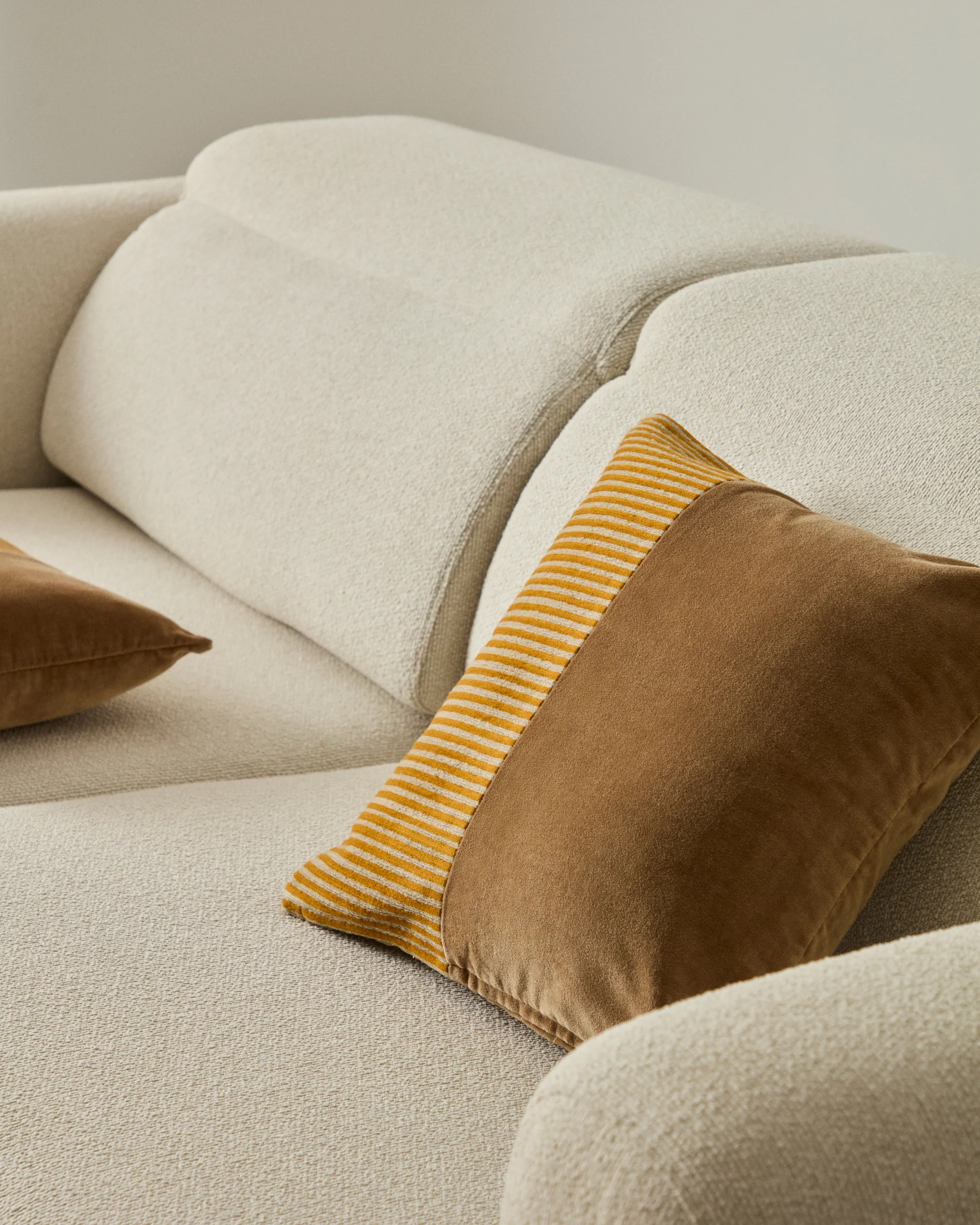 Samit 100% cotton velvet cushion cover with contrasting mustard-coloured stripes, 45 x 45 cm - Image 2