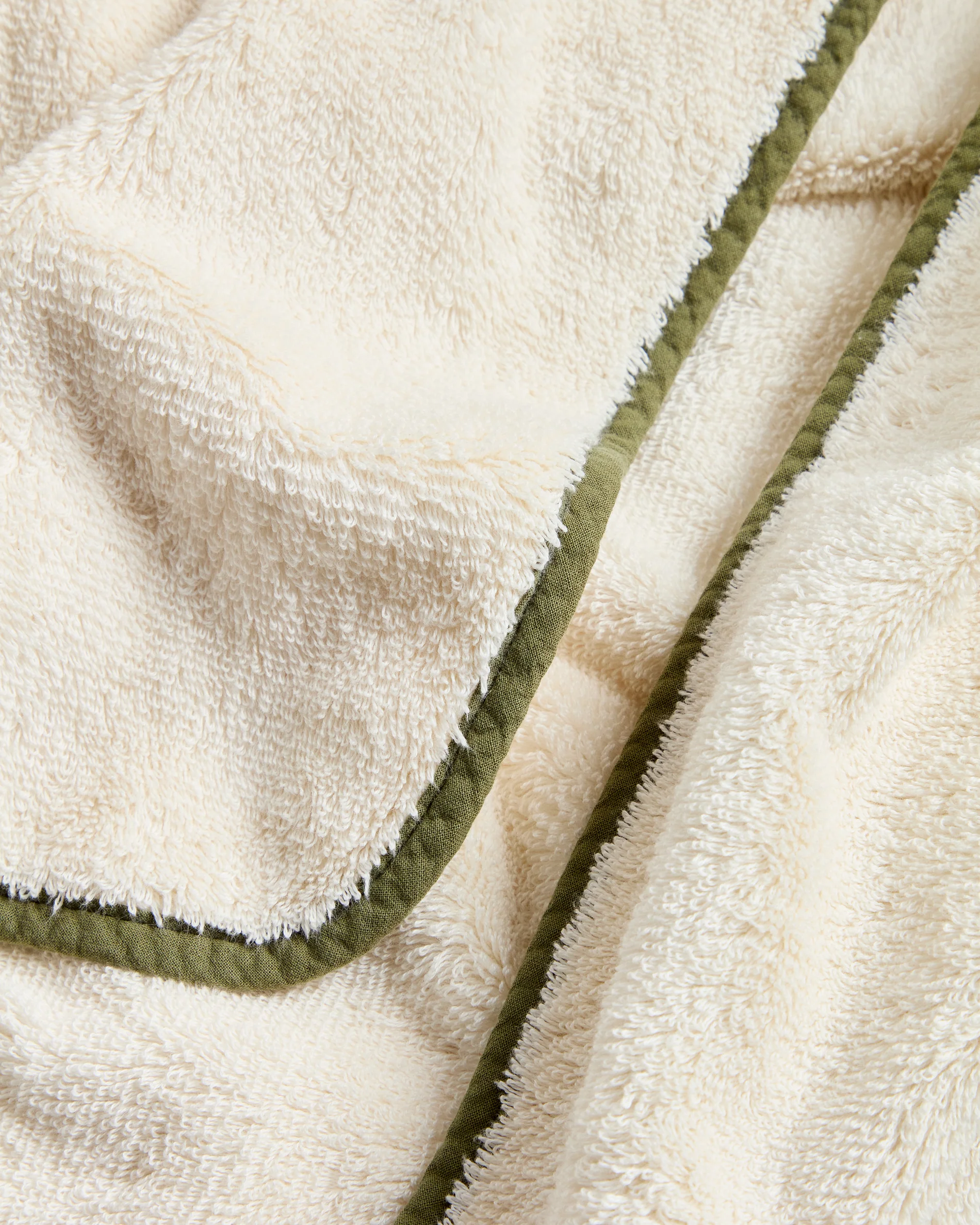 Sedora 100% cotton towel with green contrast detail 70 x 140cm - Image 6