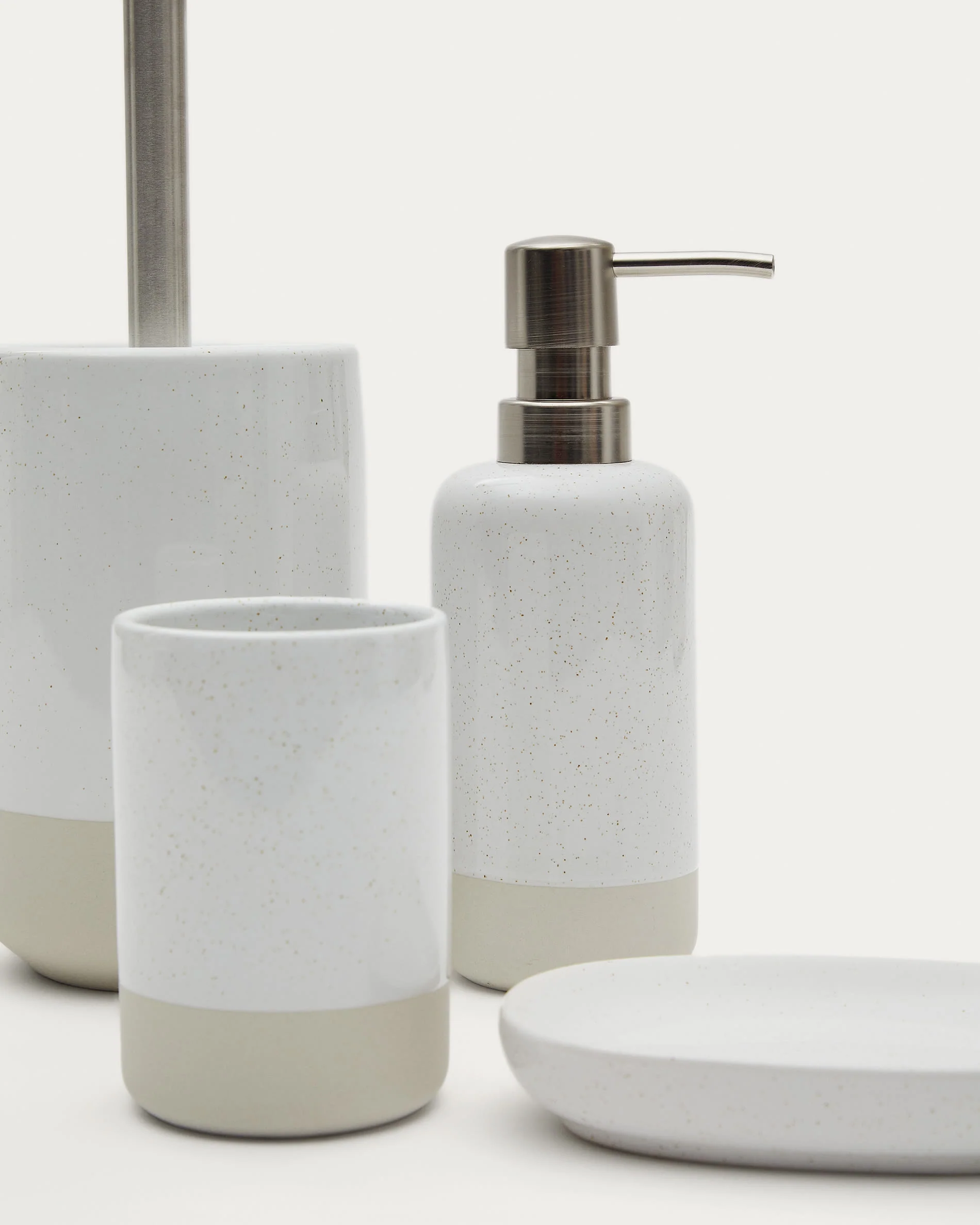 Selis Beige and White Stoneware Toothbrush Holder - Image 3