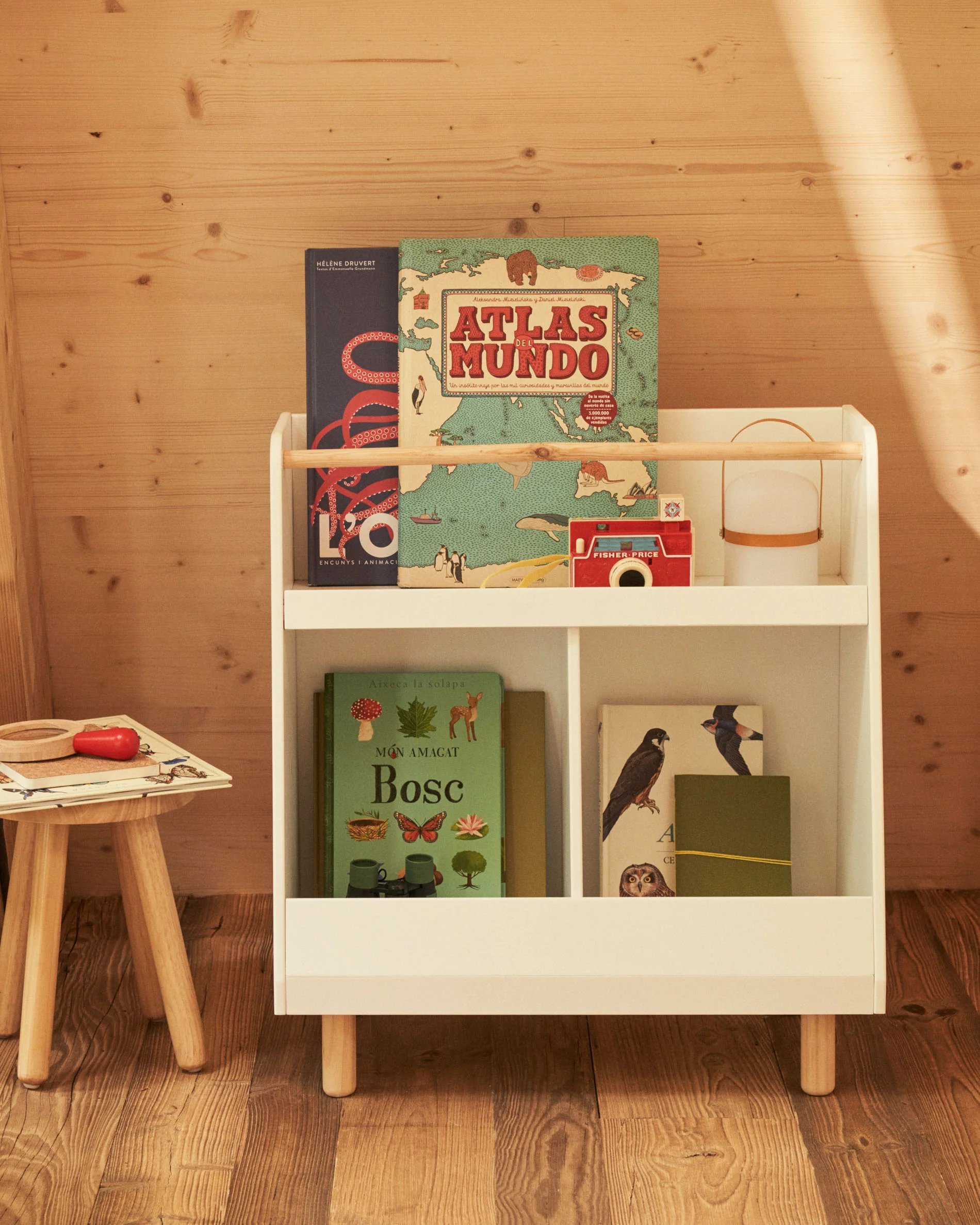Serwa bookcase in white MDF with solid pine legs and bar - Image 2