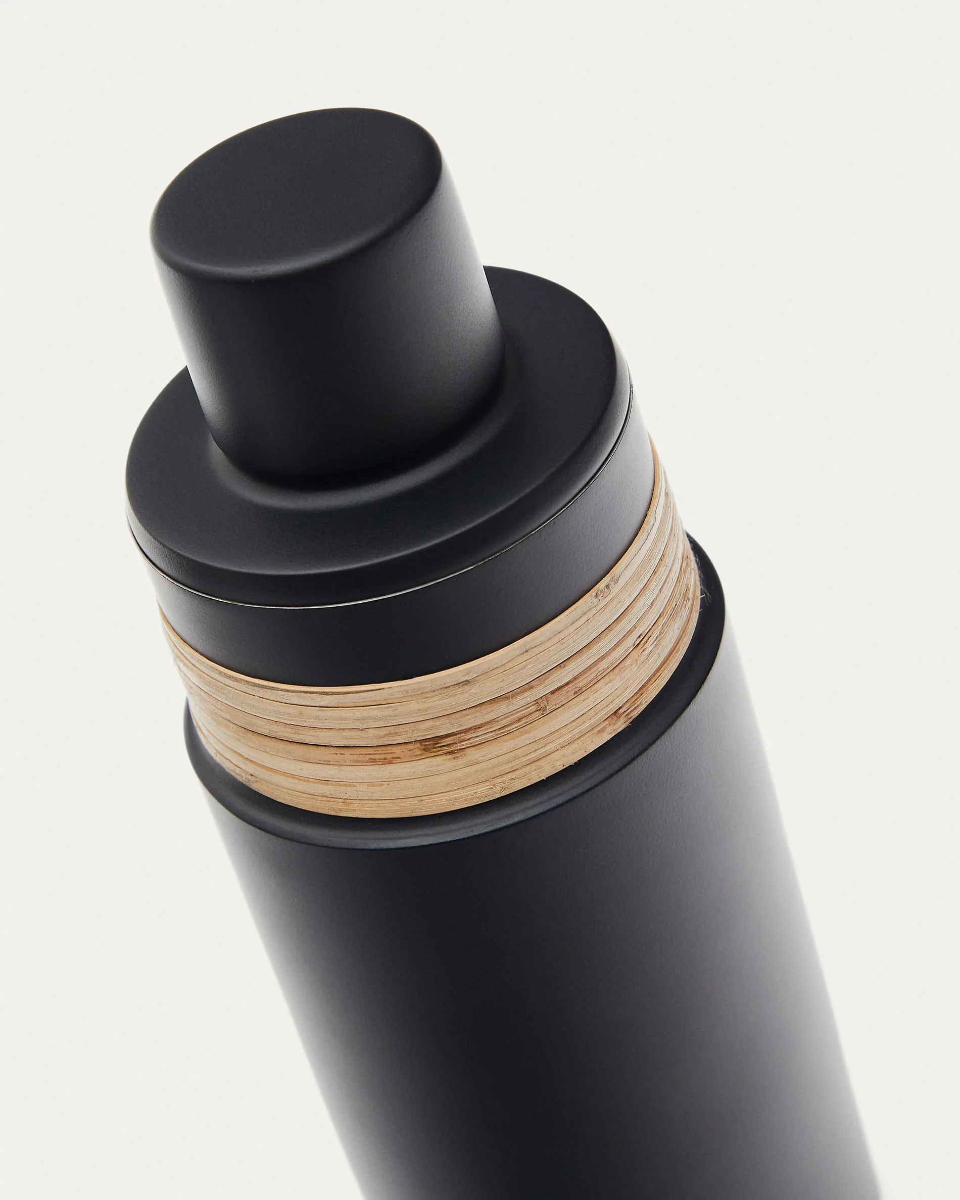 Shai cocktail shaker in black stainless steel and rattan - Image 3