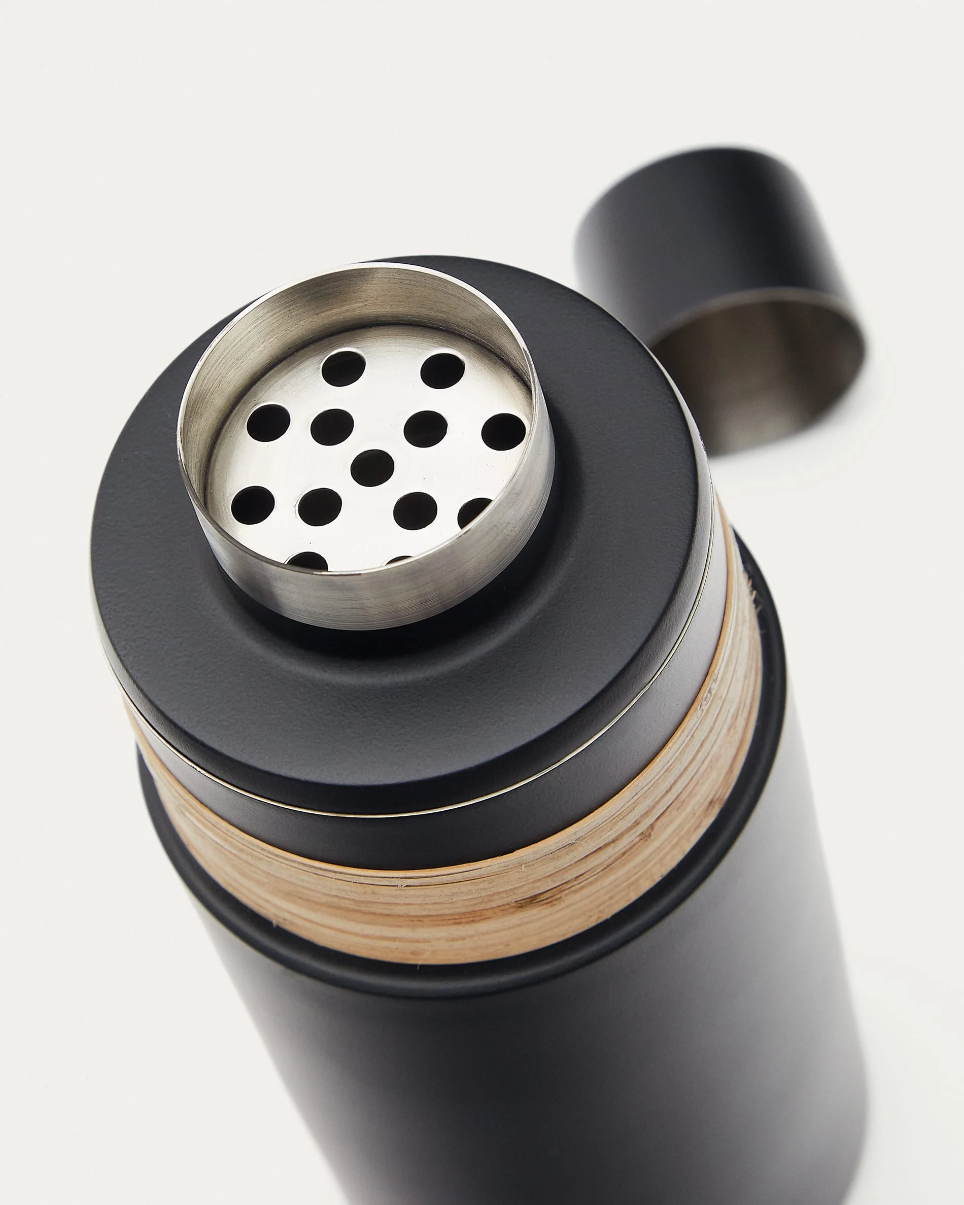 Shai cocktail shaker in black stainless steel and rattan - Image 4