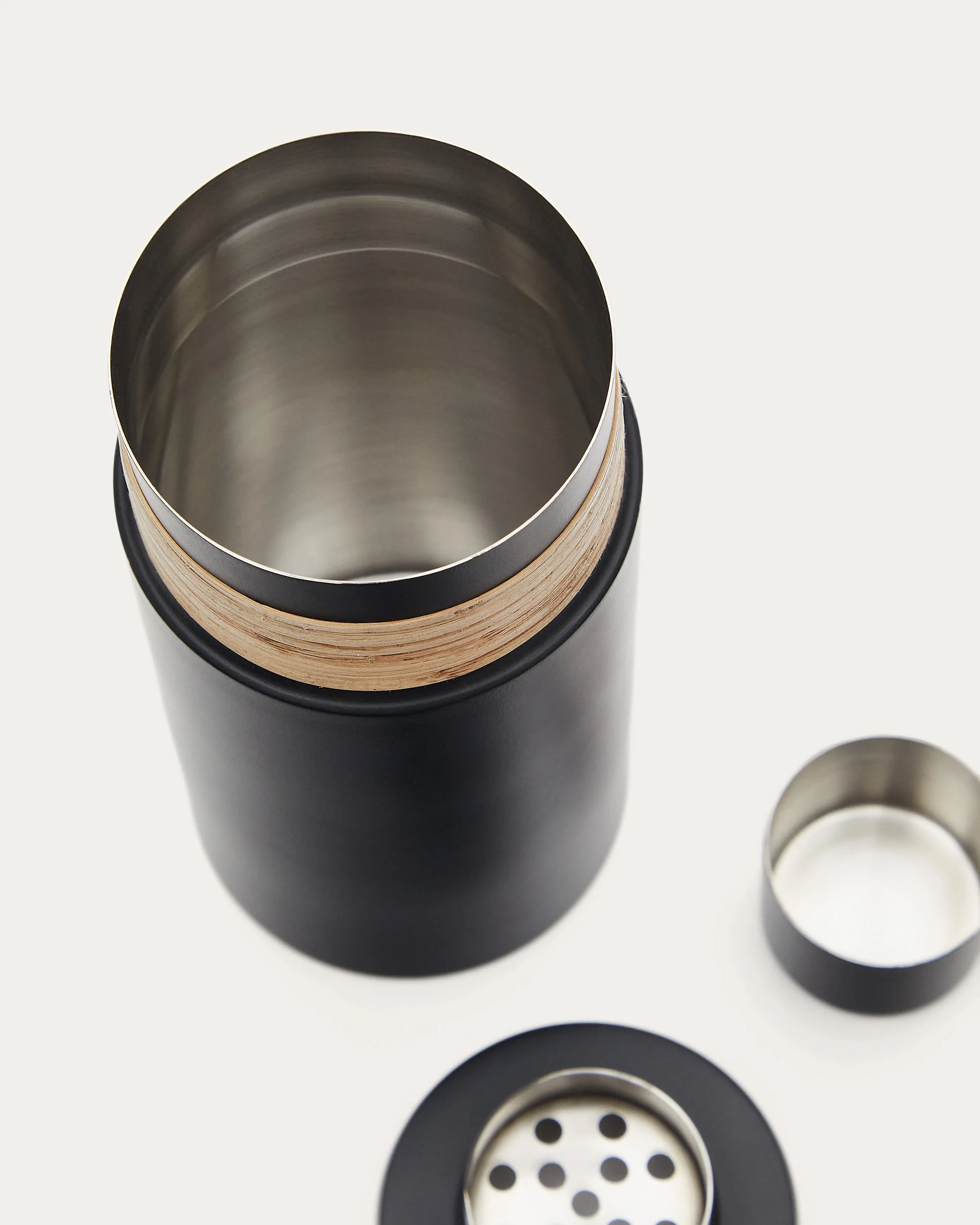 Shai cocktail shaker in black stainless steel and rattan - Image 5