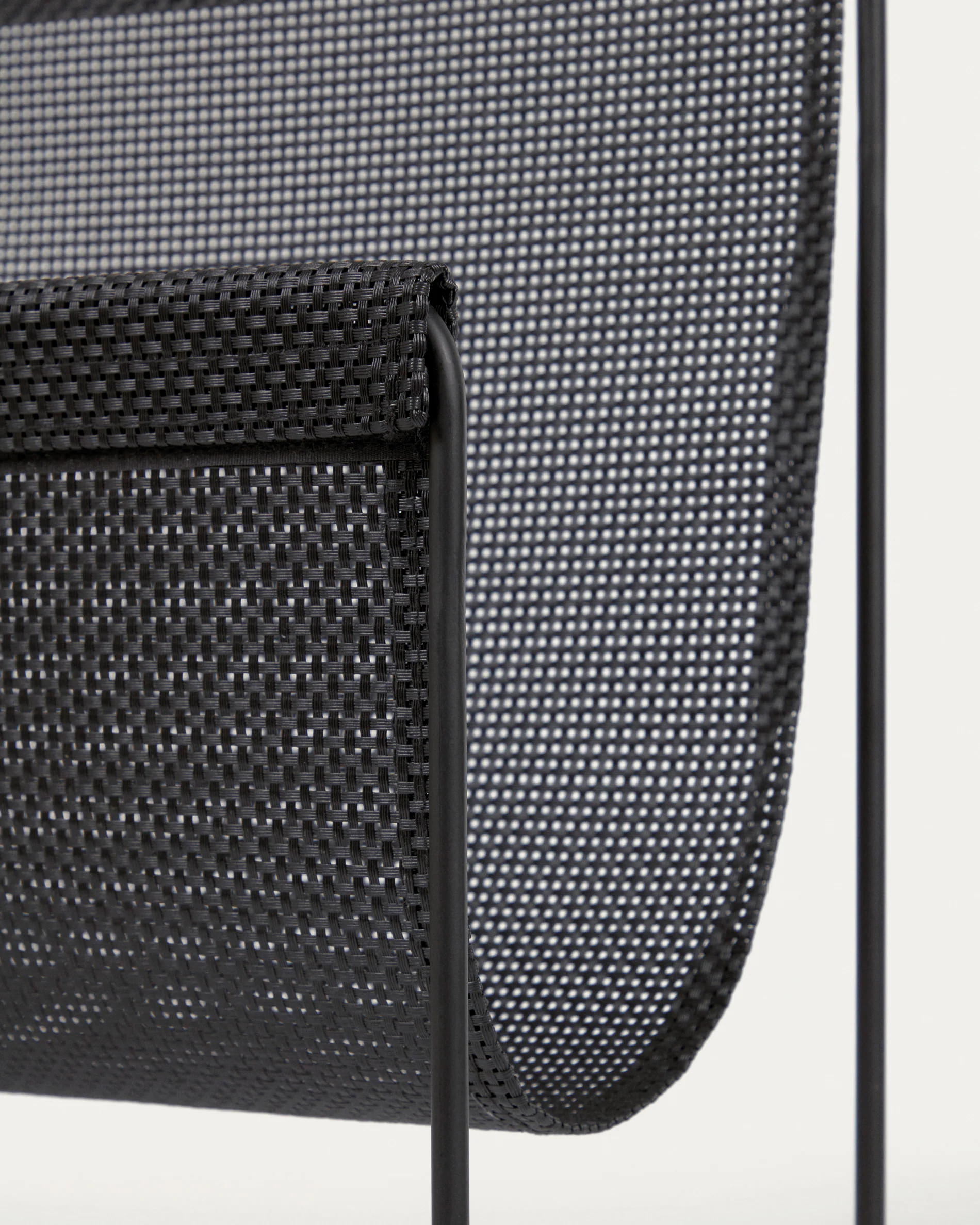 Siana black magazine rack in black metal - Image 4
