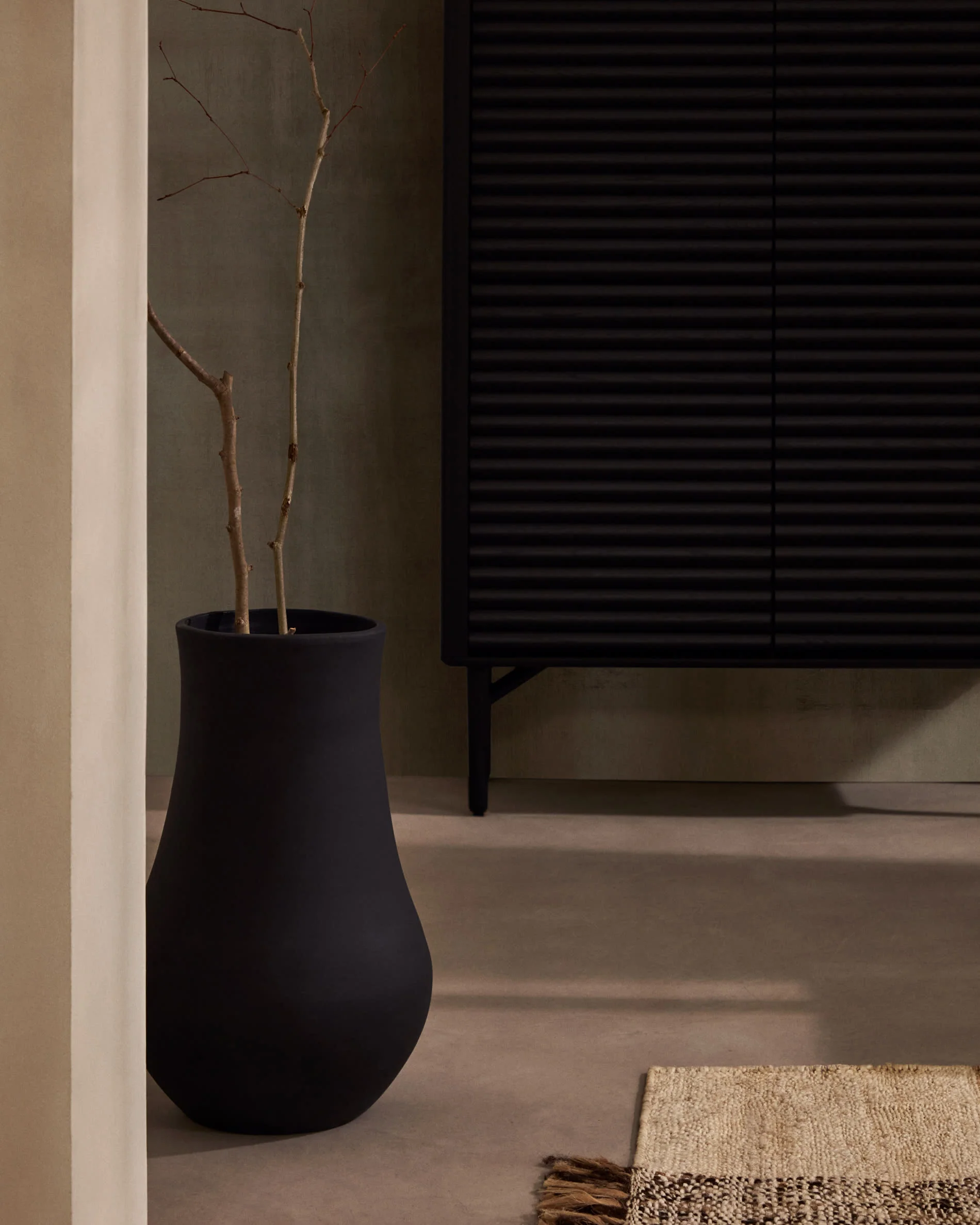 Silaia terracotta vase in a black finish 34 cm - Image 2