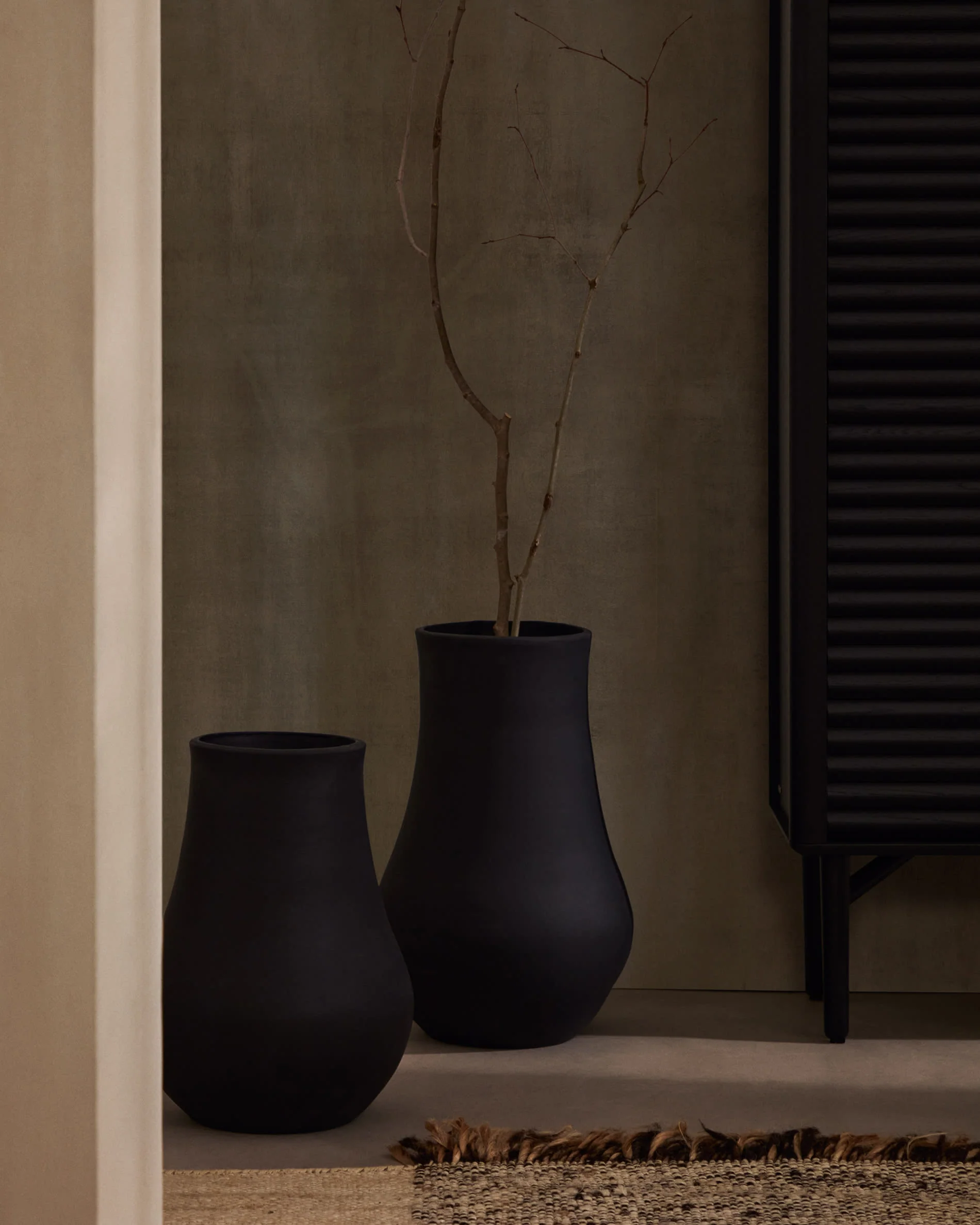 Silaia terracotta vase in a black finish 34 cm - Image 4
