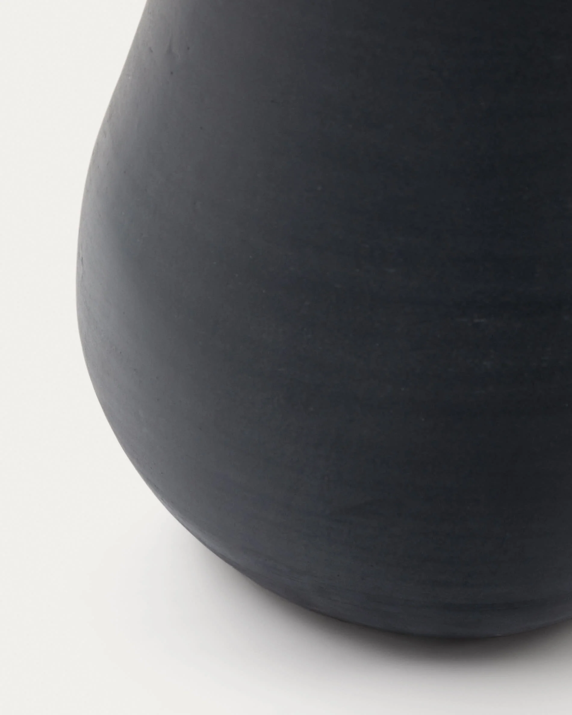Silaia terracotta vase in a black finish 34 cm - Image 5