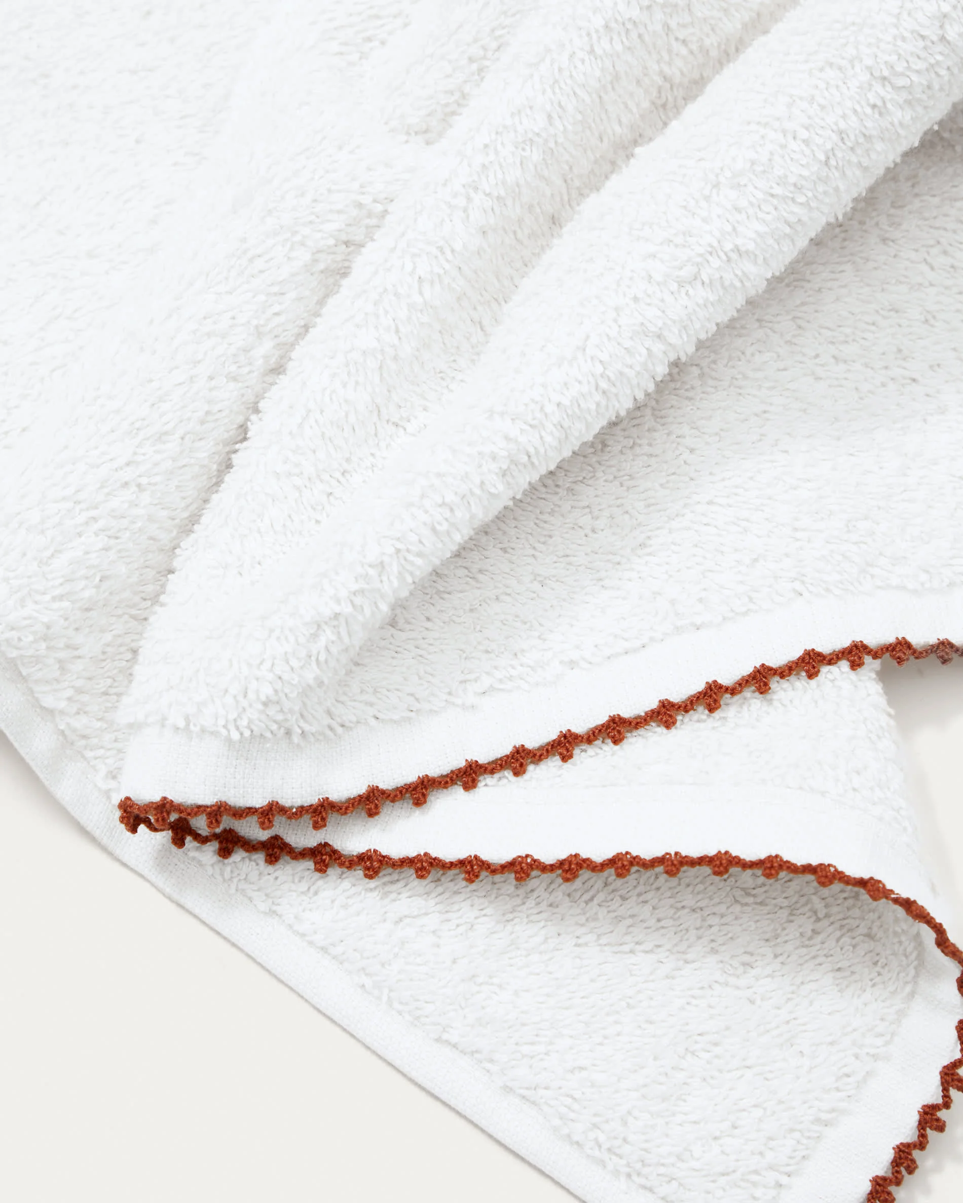 Sinami guest towel in 100% white cotton with contrasting terracotta detail 30 x 50 cm - Image 2