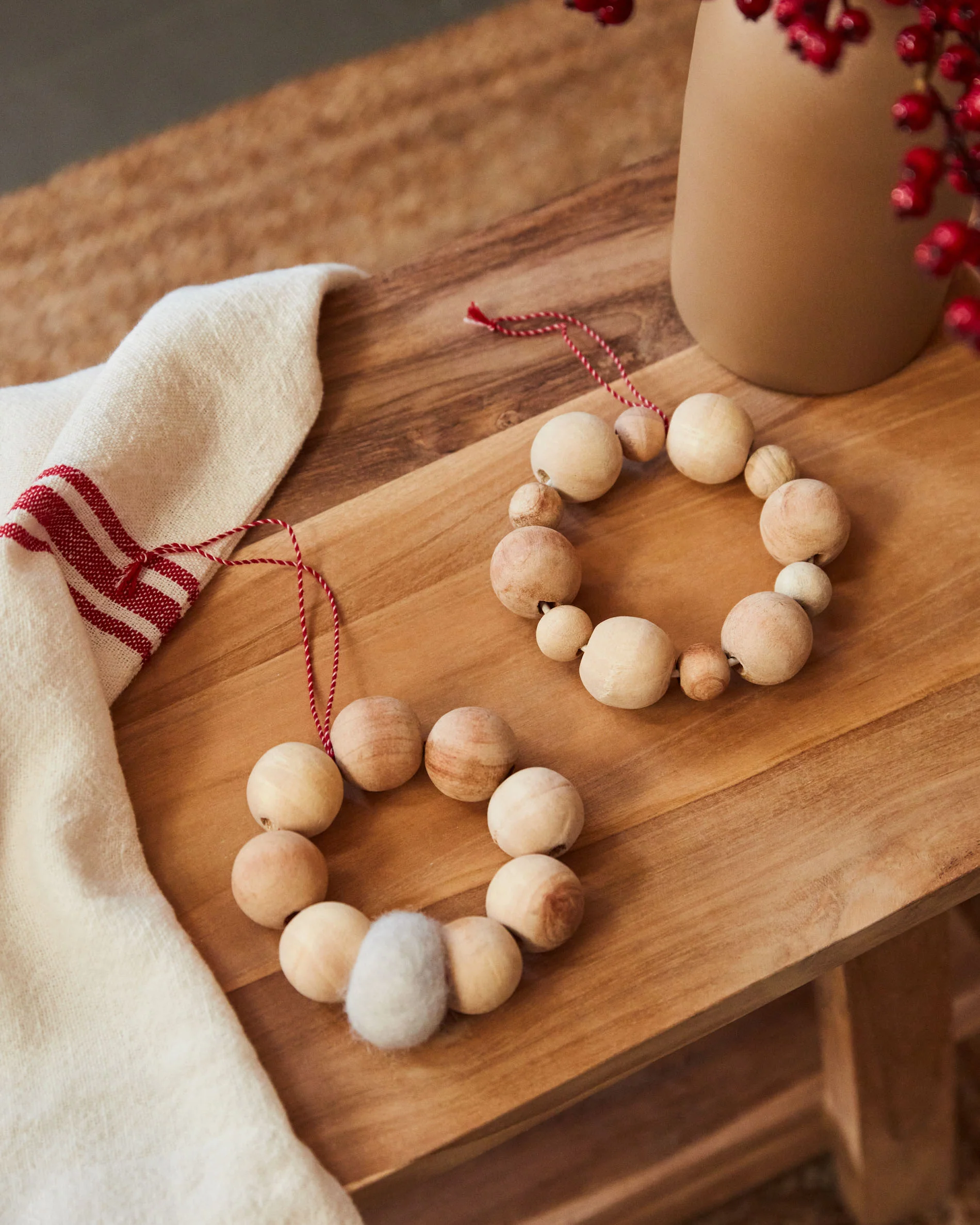 Suze set of 2 hanging ornaments made from felt and wood. - Image 2