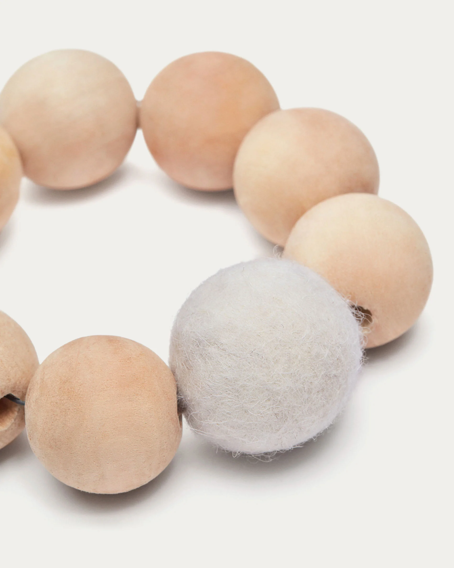 Suze set of 2 hanging ornaments made from felt and wood. - Image 3