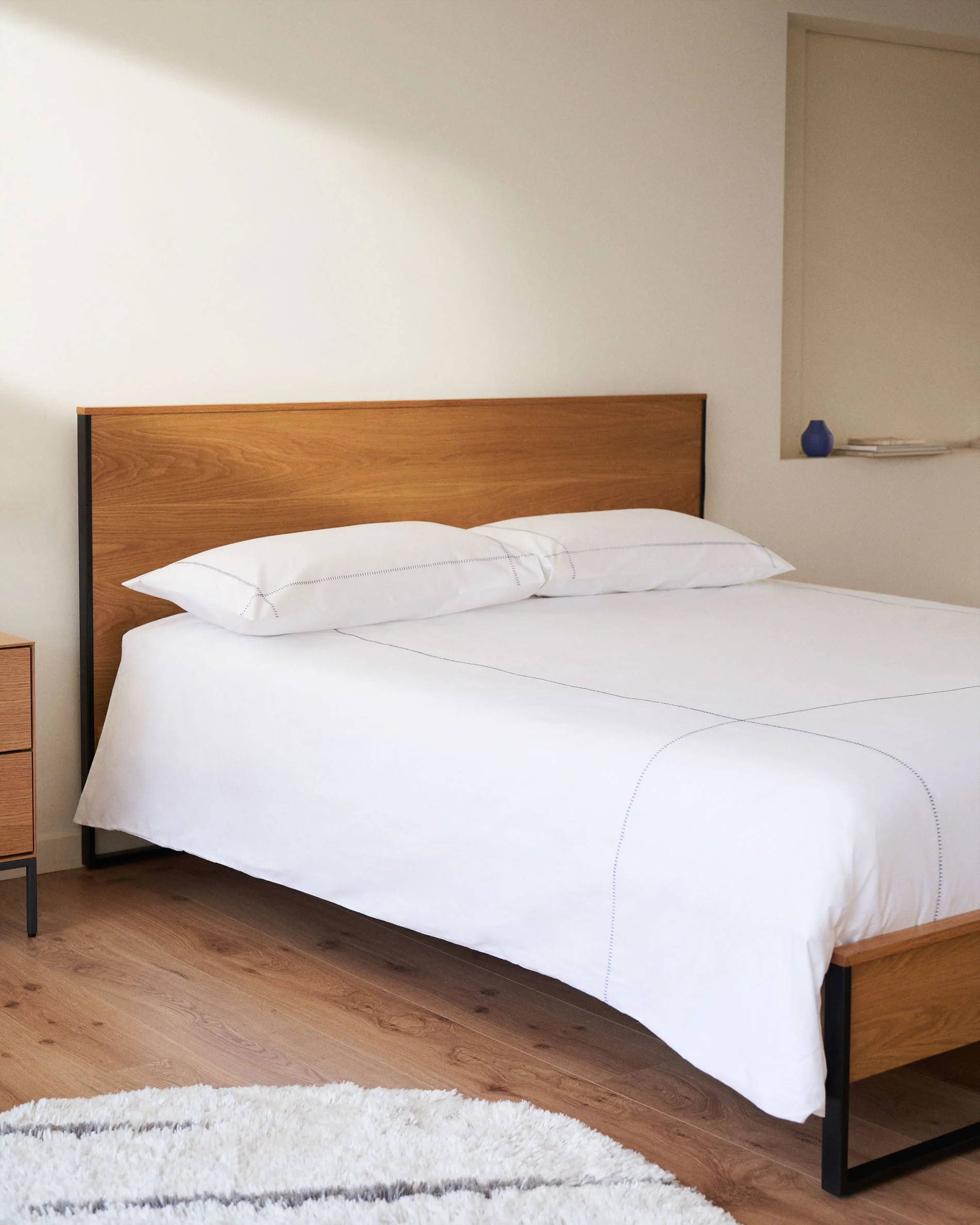 Taiana oak wood veneer bed with steel legs in a black finish, 160 x 200 cm - Image 4