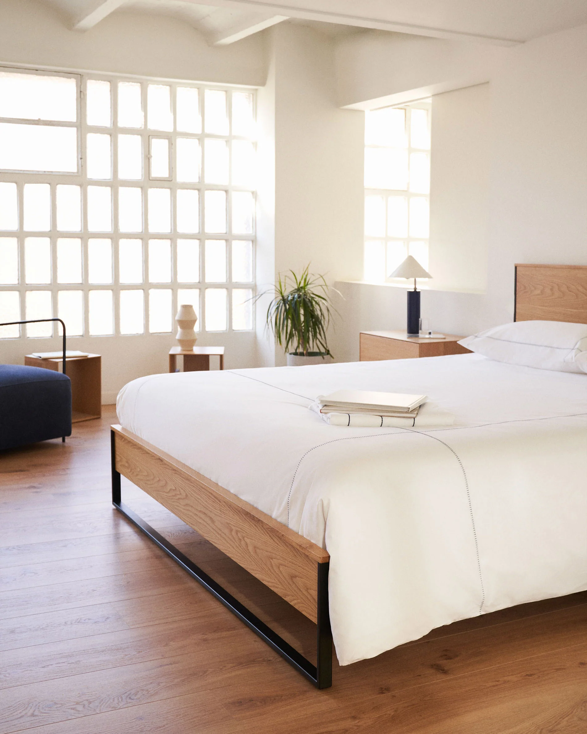 Taiana oak wood veneer bed with steel legs in a black finish, 160 x 200 cm - Image 7