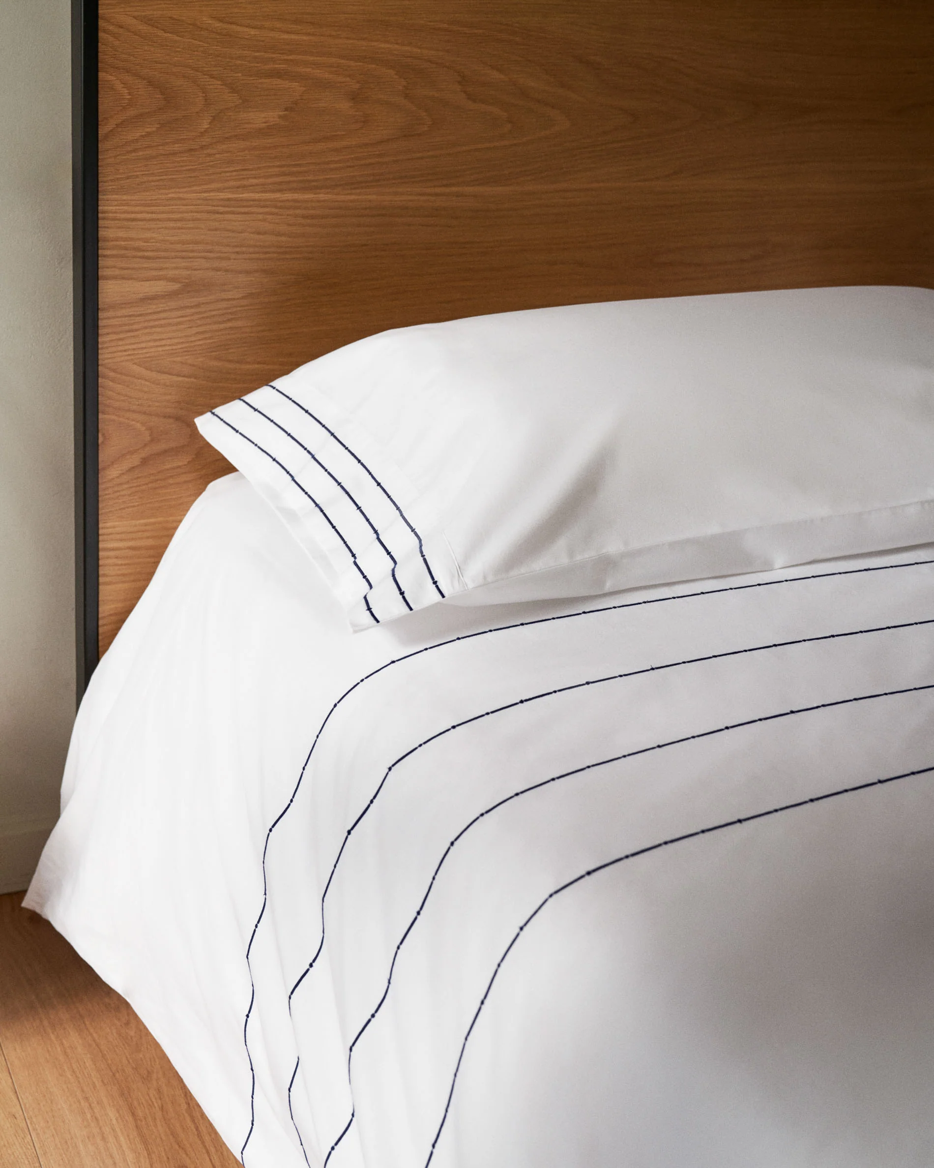 Taiana oak wood veneer bed with steel legs in a black finish, 90 x 190 cm - Image 2