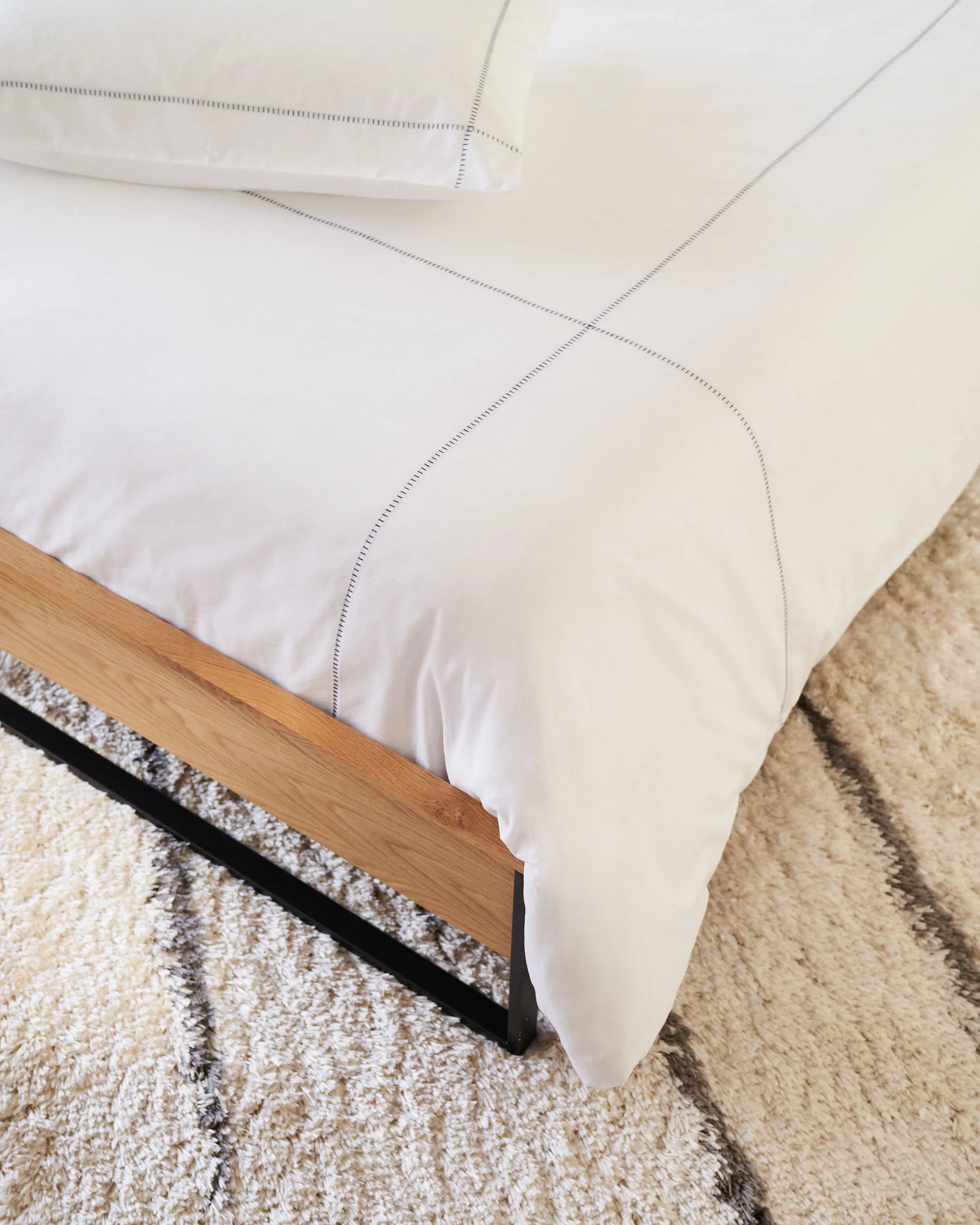 Taiana oak wood veneer bed with steel legs in a black finish, 90 x 190 cm - Image 4