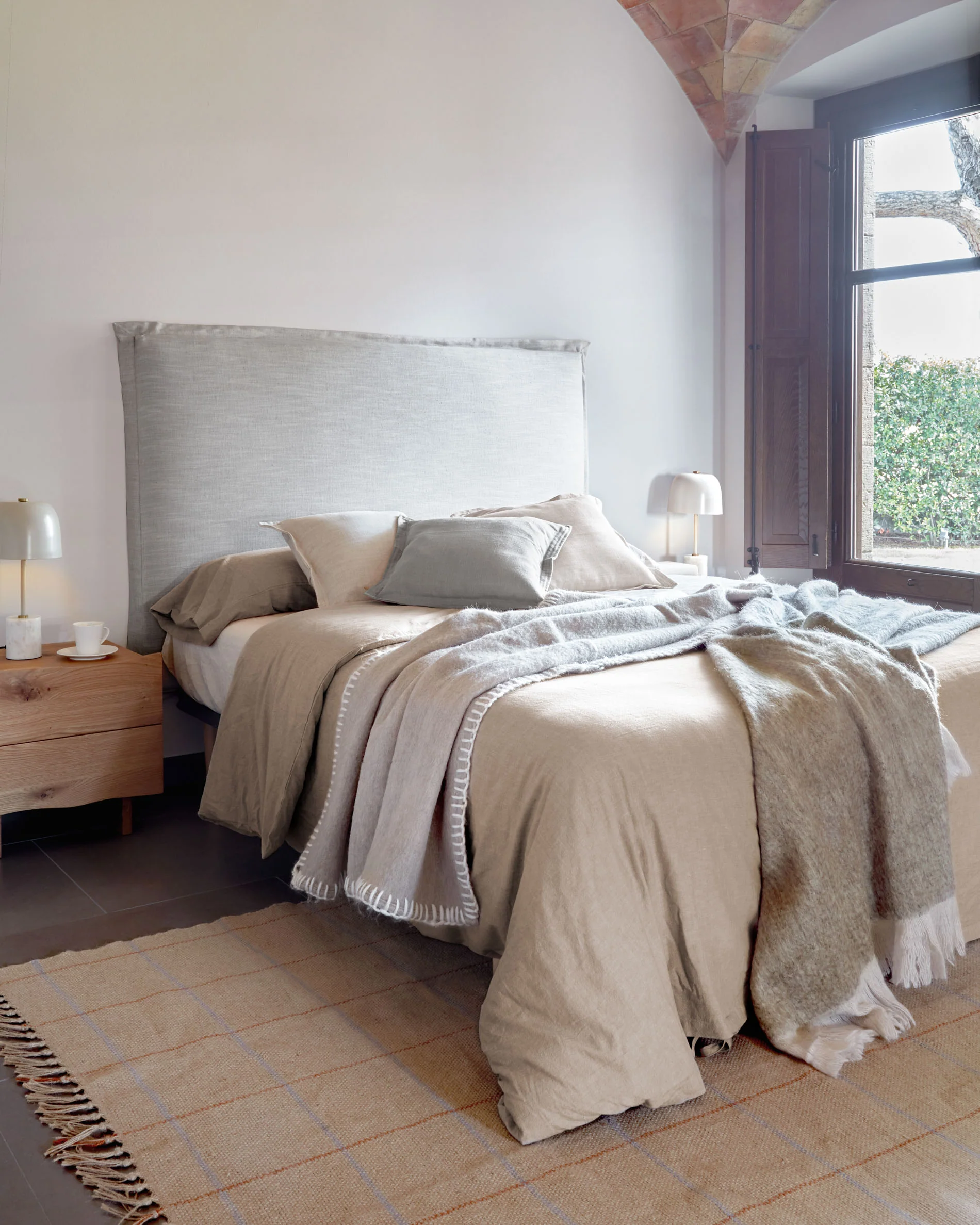 Tanit headboard with removable grey linen cover for a bed up to 160 cm - Image 2