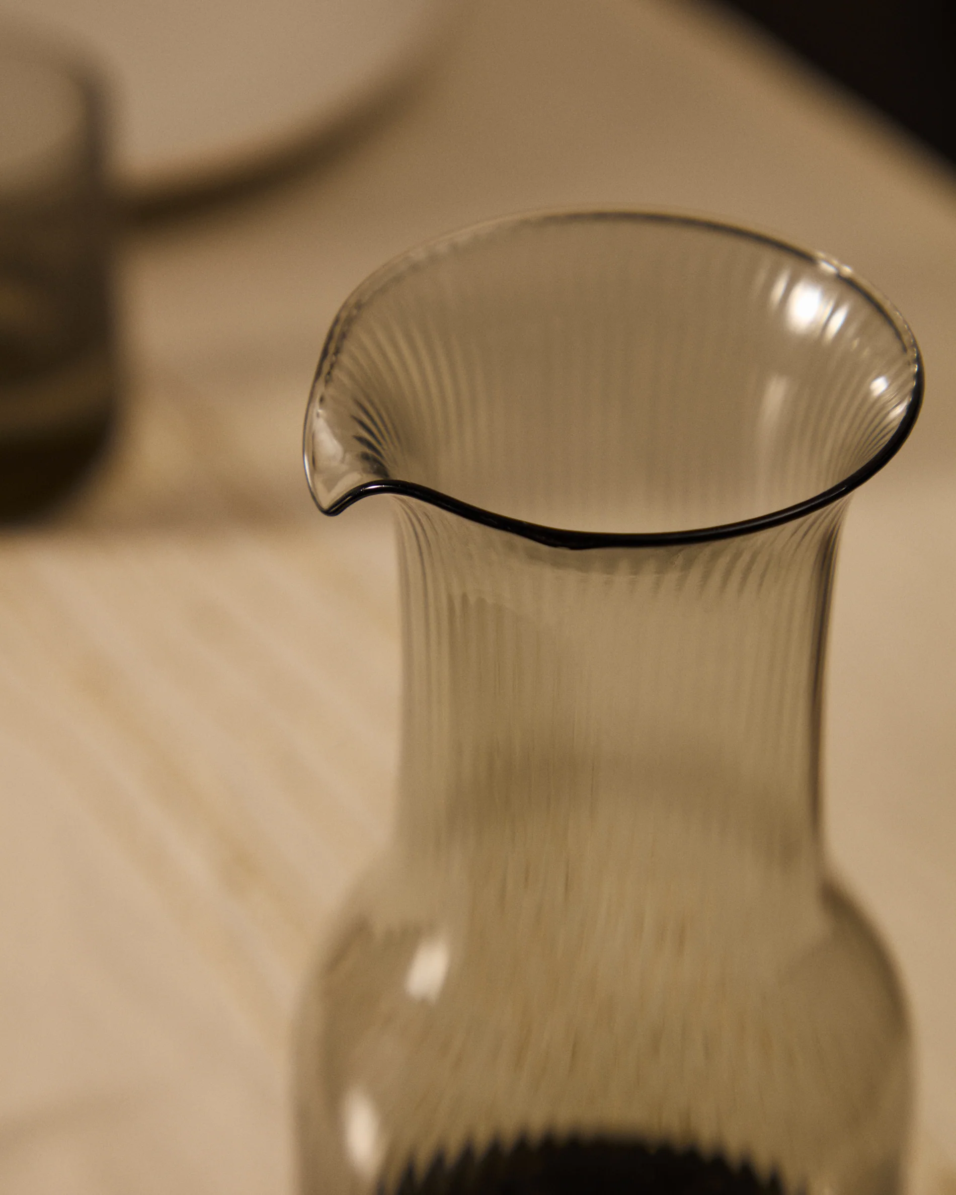 Thiba grey glass jug, 90 cl - Image 4