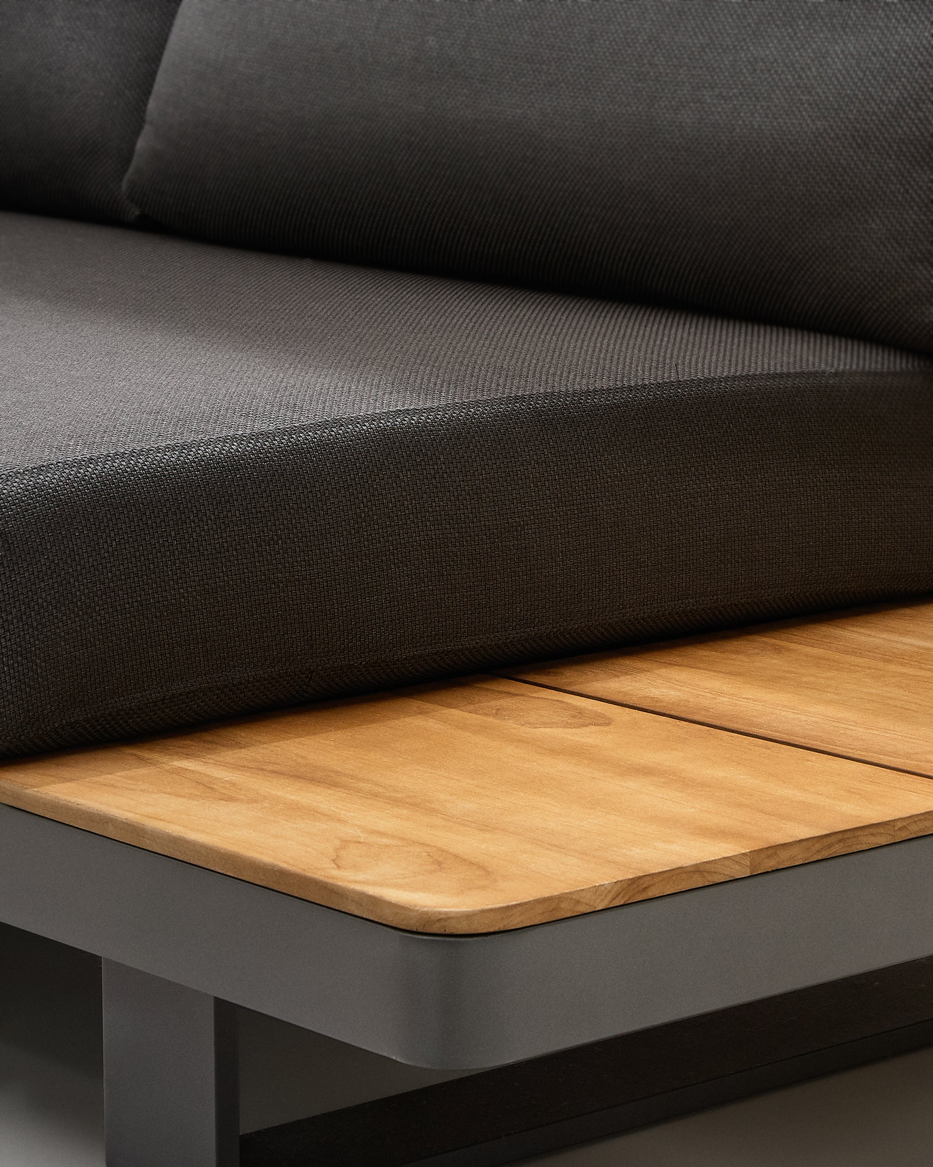 Tosqueta 5-seater corner sofa and table set made from aluminium and solid teak wood FSC 100% - Image 3