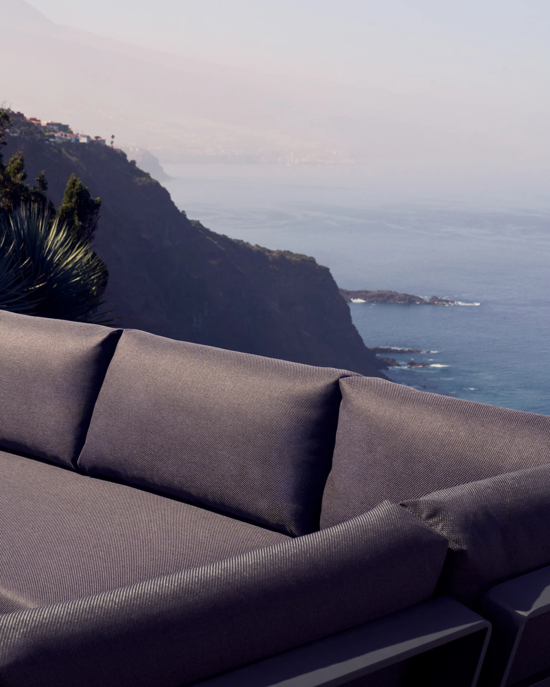 Tosqueta 5-seater corner sofa and table set made from aluminium and solid teak wood FSC 100% - Image 4