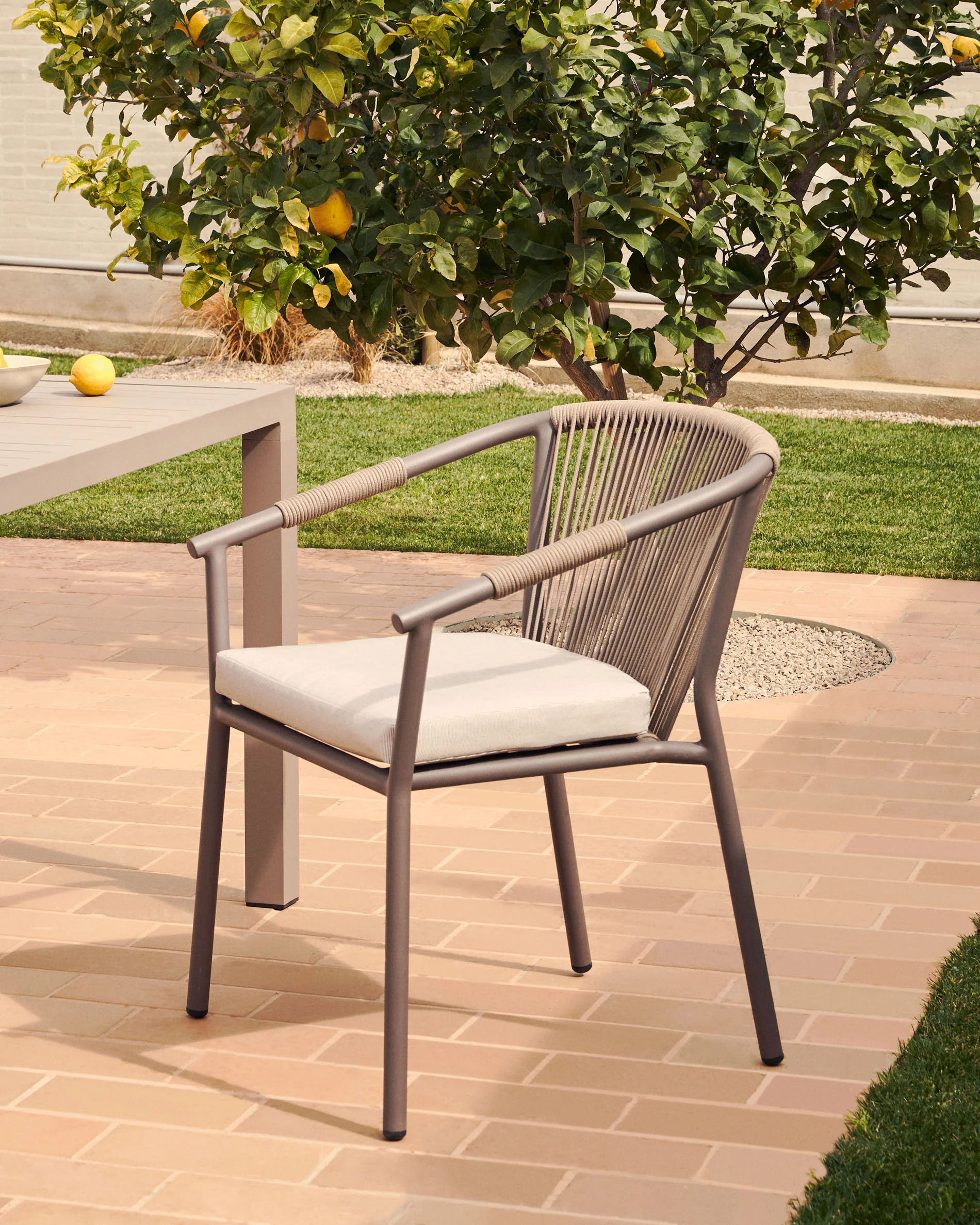 Xelida stackable outdoor chair in aluminium and brown cord - Image 2
