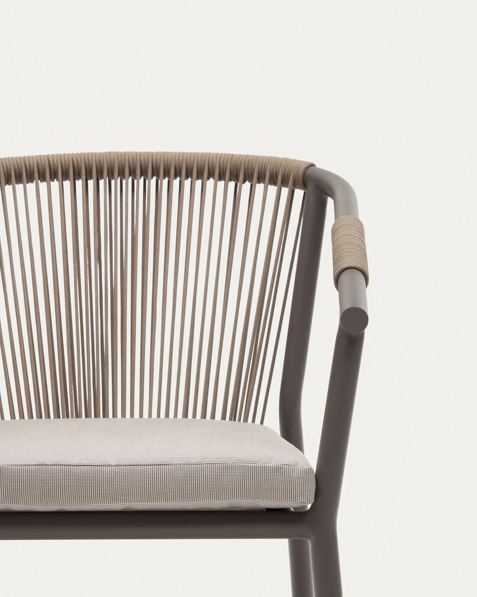 Xelida stackable outdoor chair in aluminium and brown cord - Image 3
