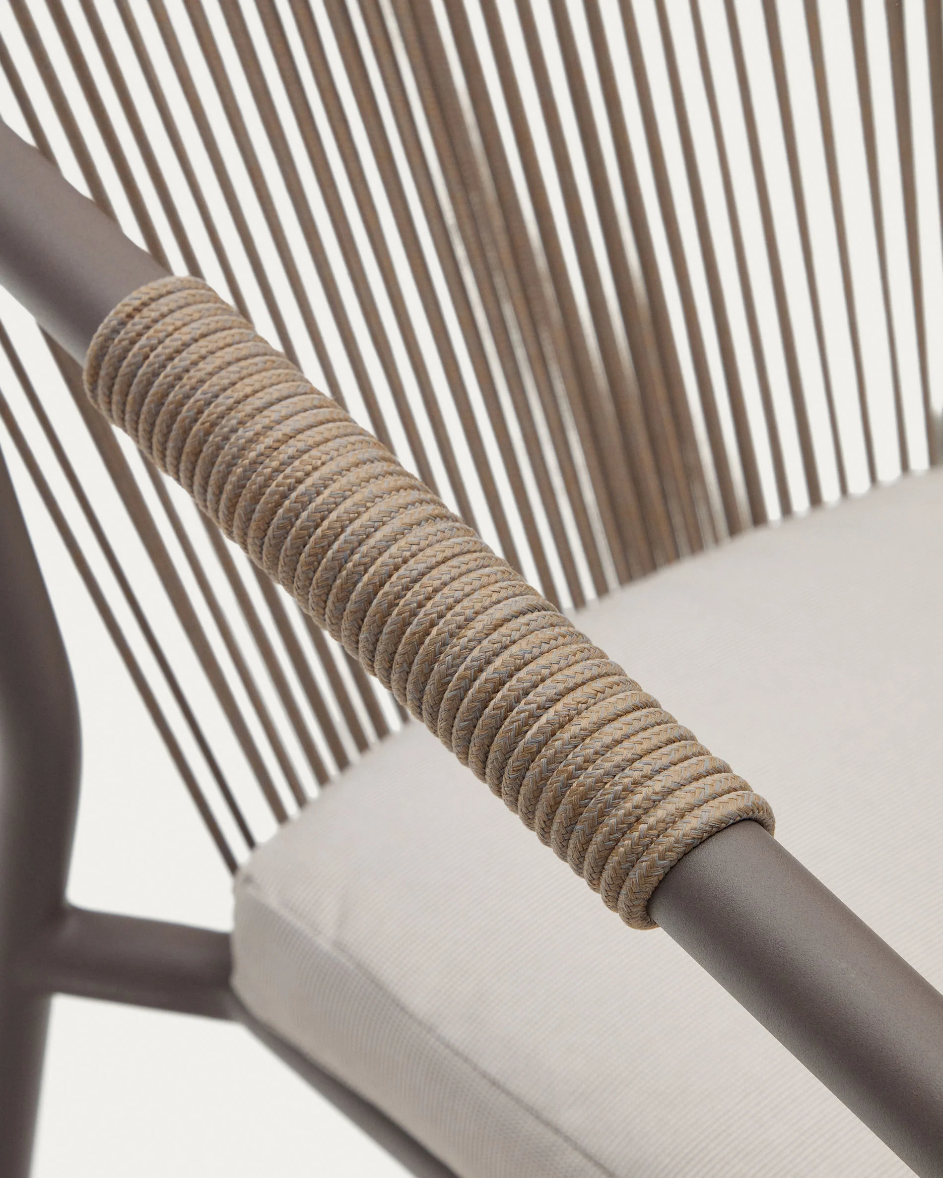 Xelida stackable outdoor chair in aluminium and brown cord - Image 4