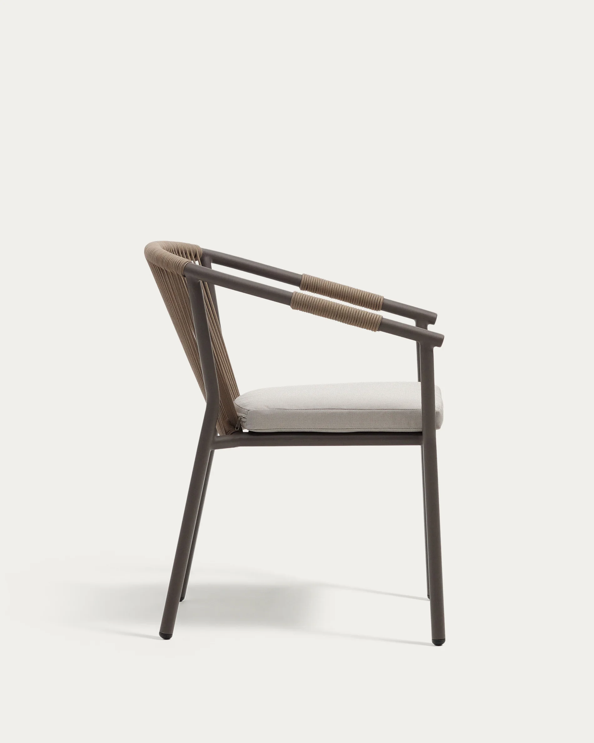 Xelida stackable outdoor chair in aluminium and brown cord - Image 5